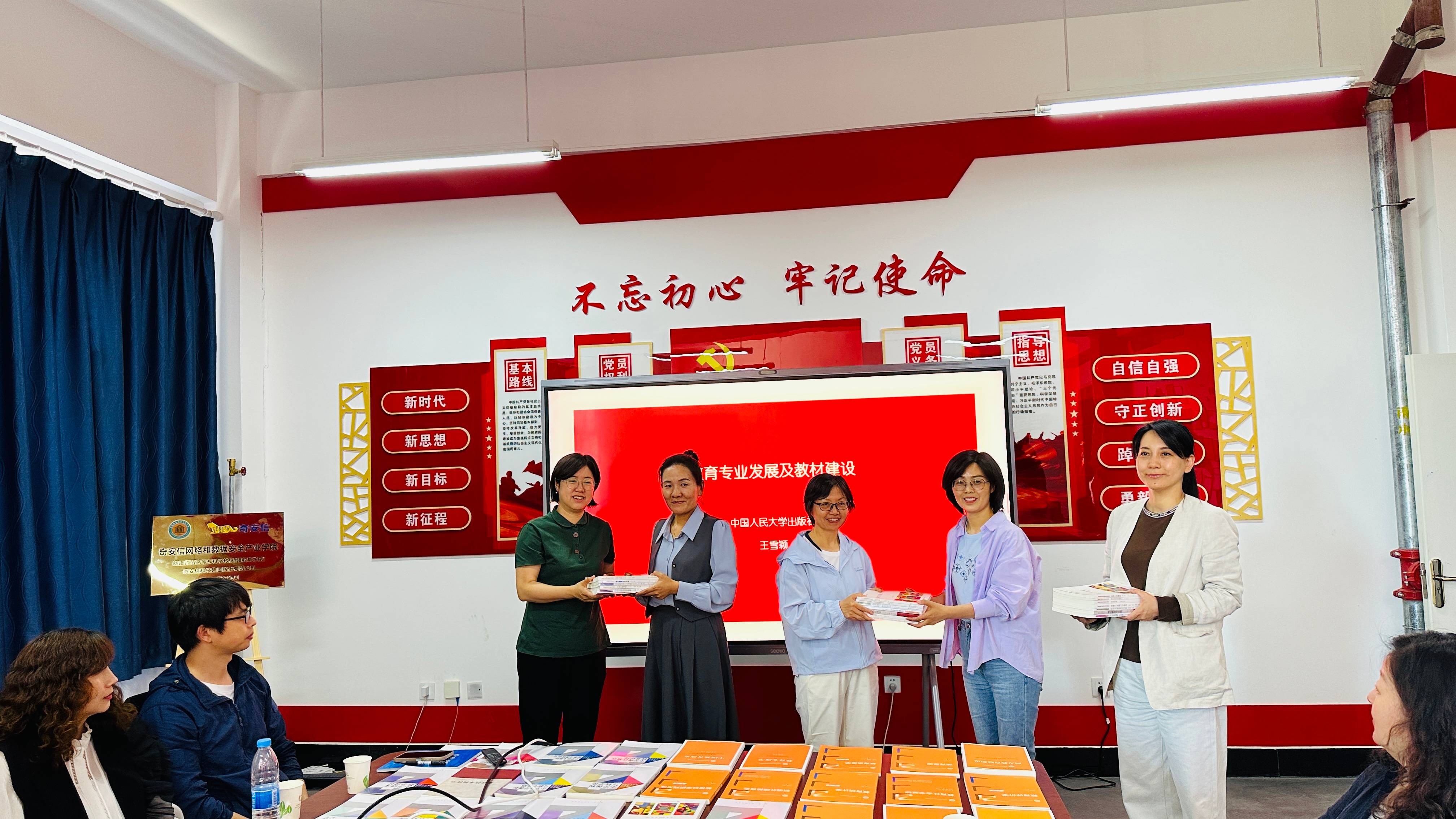 1559960c33.jpg 1559960c33.jpg