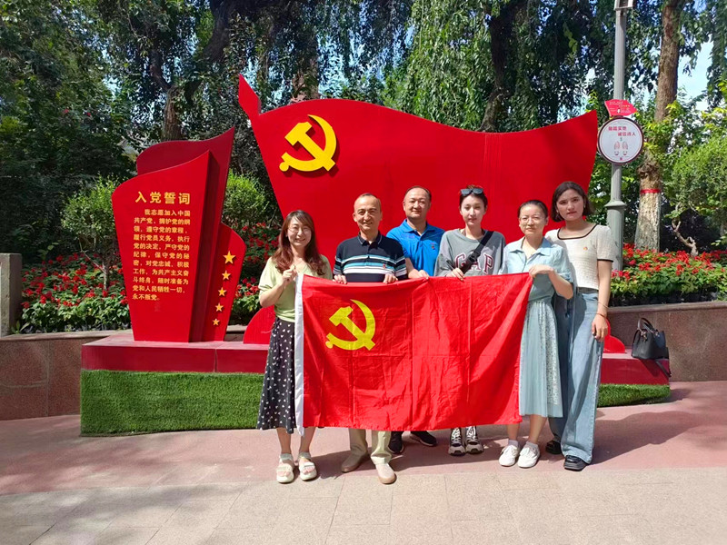 红旗显忠诚 党旗映天山2.jpg