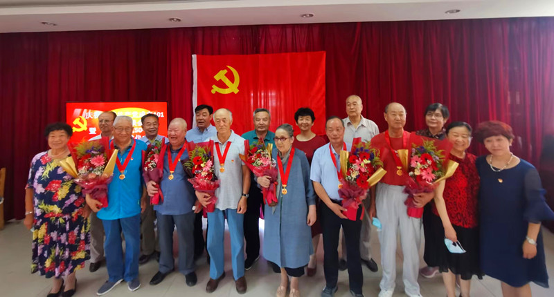 离退休职工管理服务中心党委召开庆祝中国共产党成立101周年座谈会暨“光荣在党50年”纪念章颁发仪式3.jpg